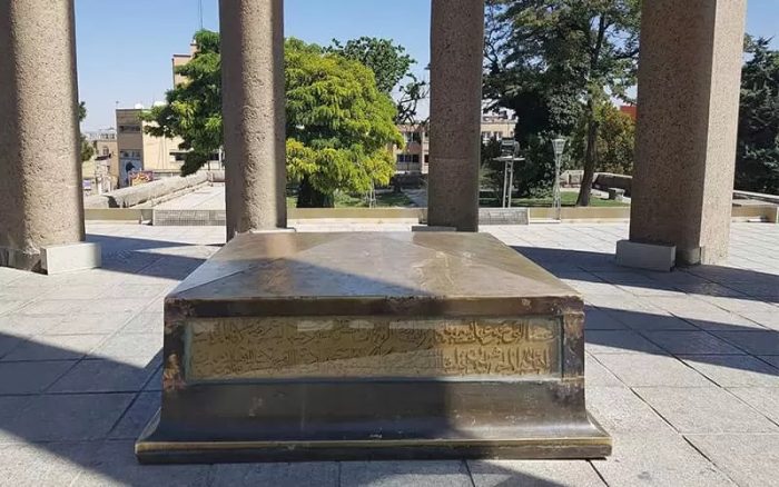 ارامگاه بوعلی سینا همدان تور همدان با قطار از تهران