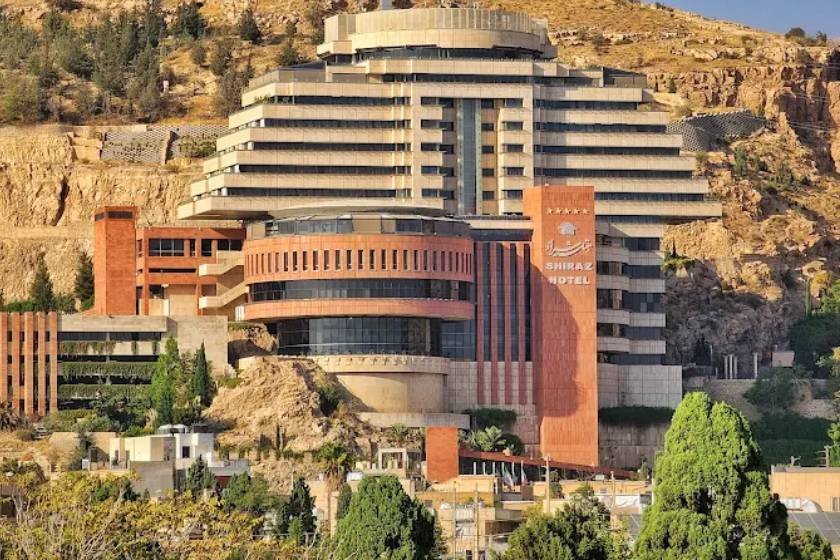 خدمات و امکانات هتل بزرگ شیراز؛ اقامتی خاطره_ انگیز با چشم_ انداز فوق_ العاده شهر